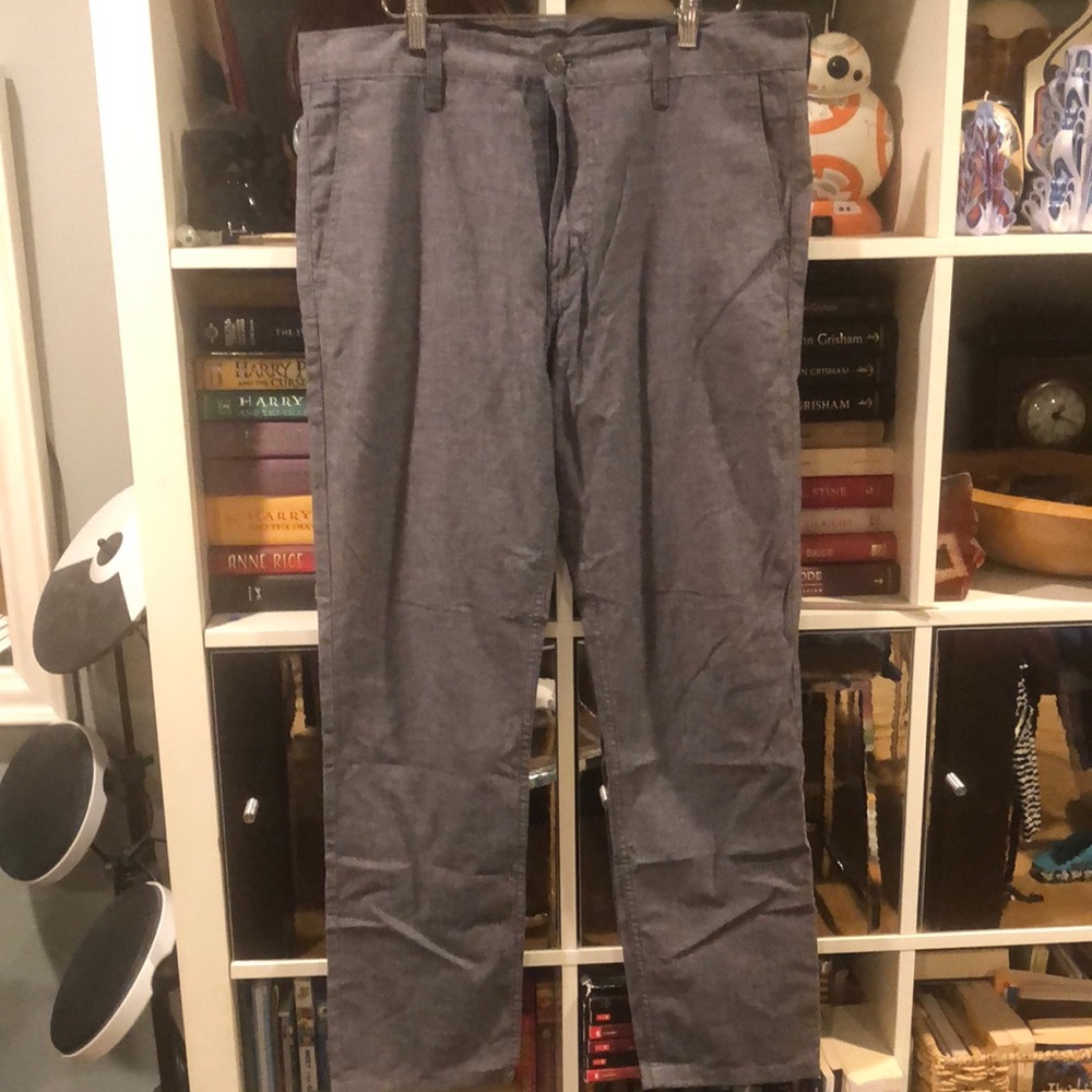 LEVI’s casual pants.